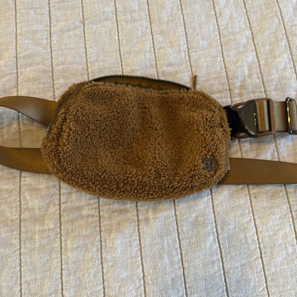 Lululemon Sherpa fleece belt bag in burnt caramel